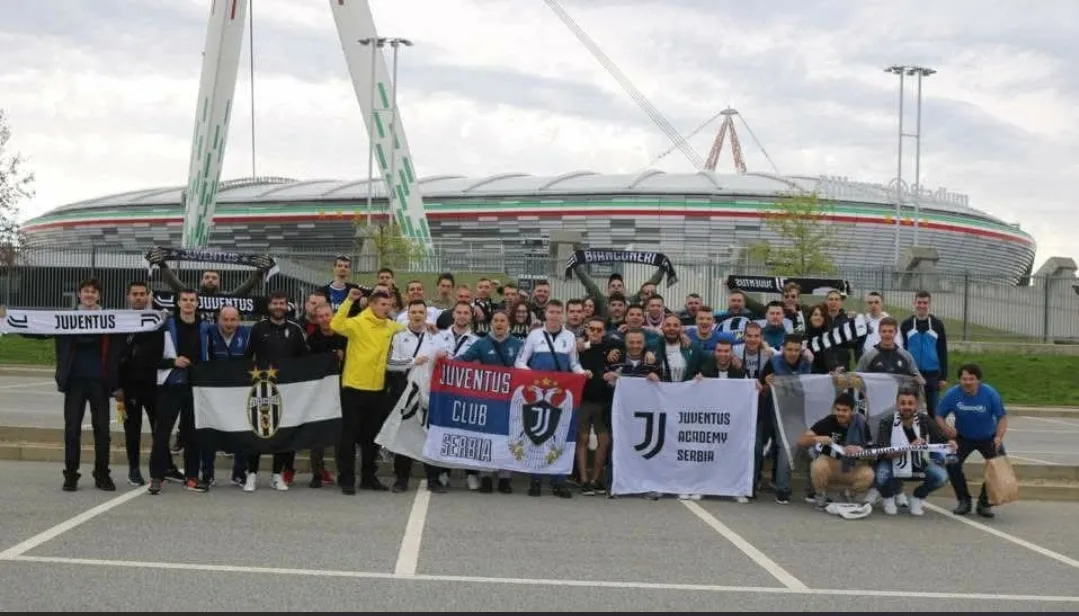 Članovi kluba ispred Allianz stadiona u Torinu
