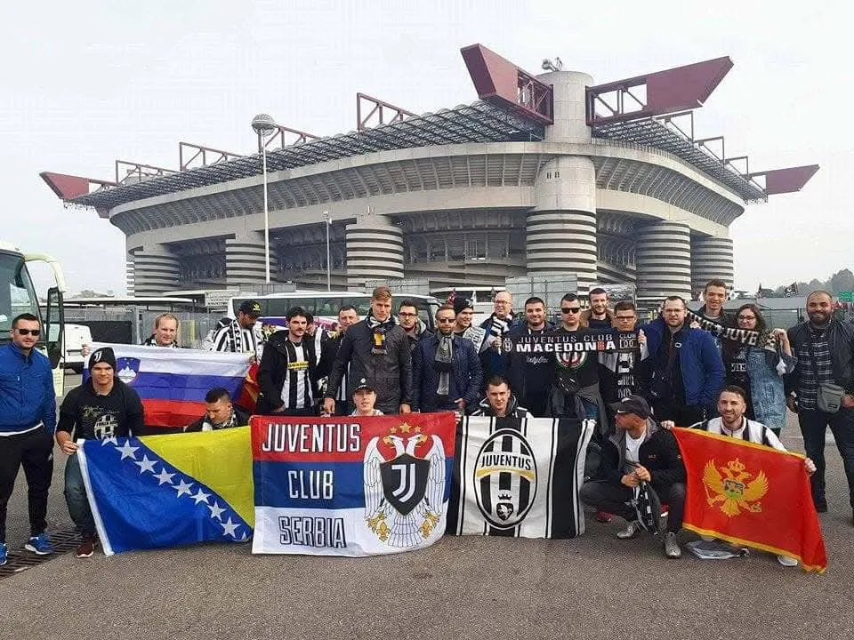 Članovi kluba ispred stadiona San Siro u Milanu