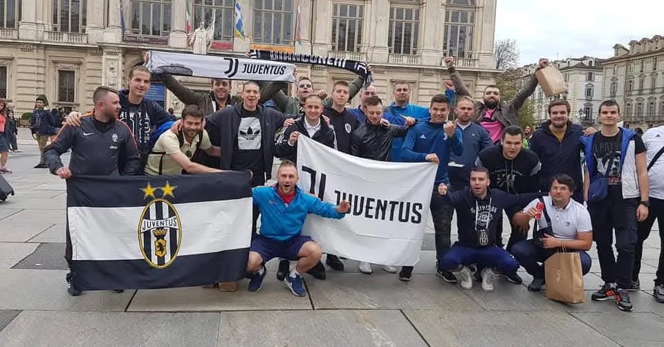 Članovi kluba na trgu u Torinu