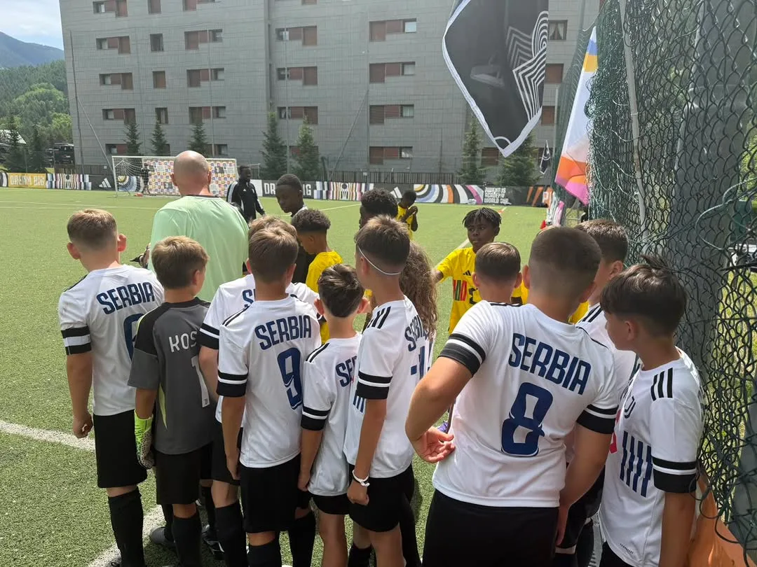 Polaznici akademije u dresovima Serbia