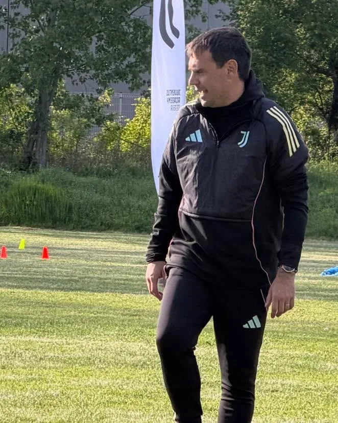 Trener akademije vodi trening